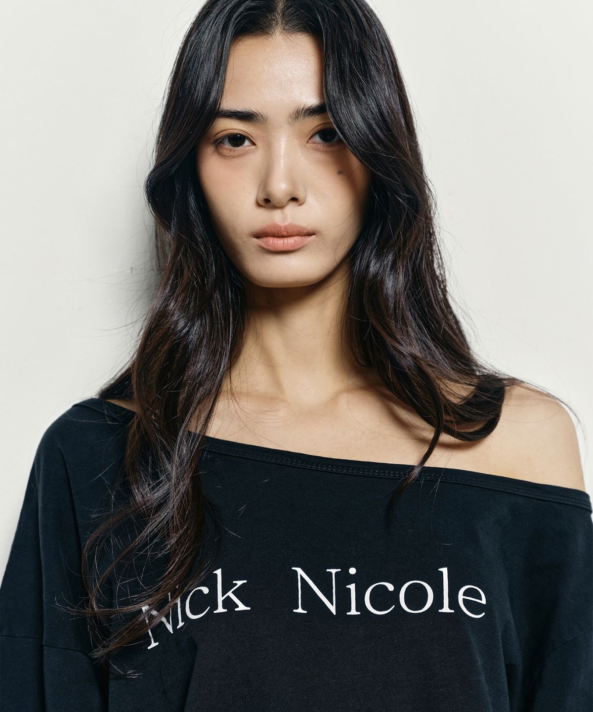닉앤니콜(NICK&NICOLE) NICOLE ONE SHOULDER LAYERED LOGO LS TOP_BLACK