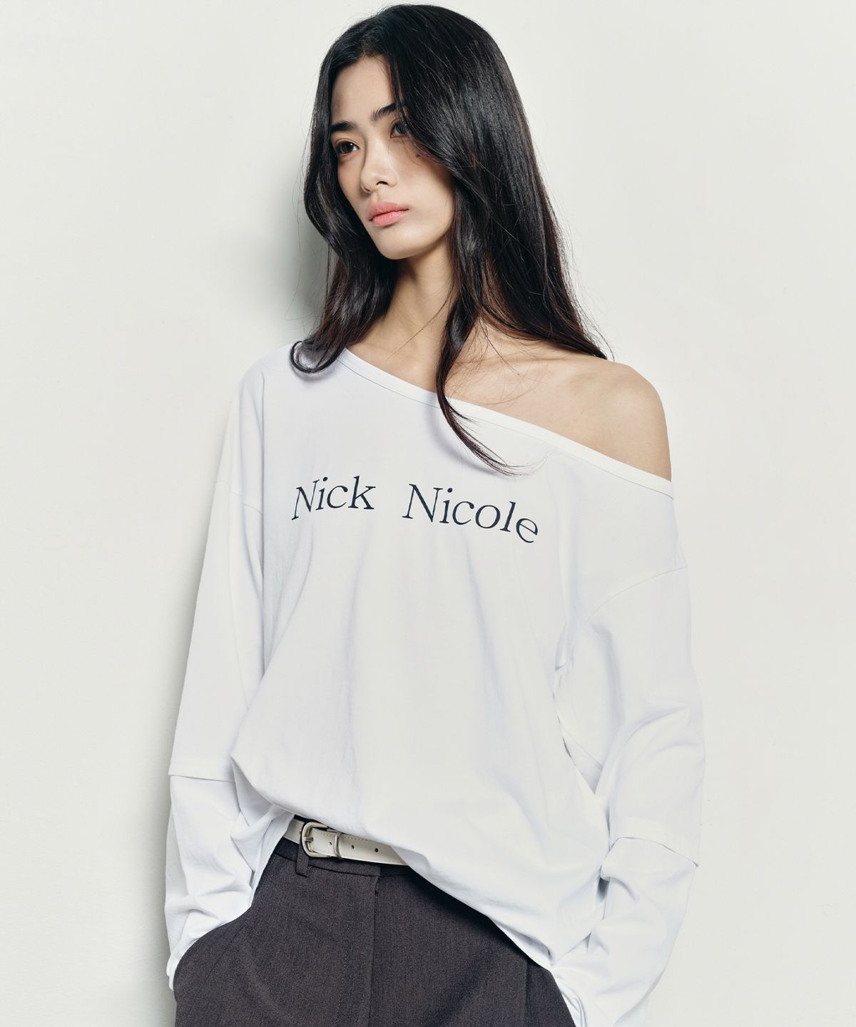 닉앤니콜(NICK&NICOLE) NICOLE ONE SHOULDER LAYERED LOGO LS TOP_IVORY