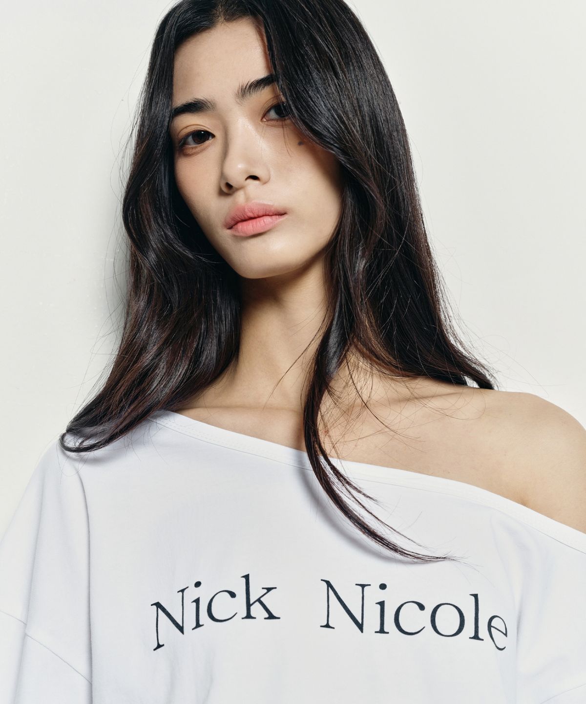 닉앤니콜(NICK&NICOLE) NICOLE ONE SHOULDER LAYERED LOGO LS TOP_IVORY