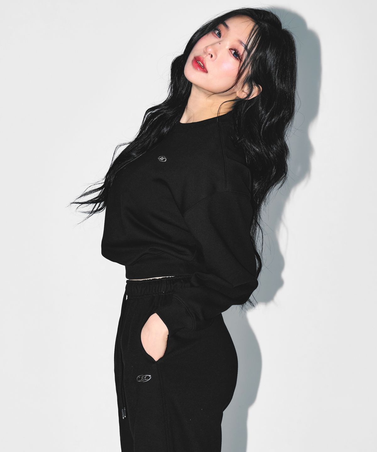 본투윈(BORN TO WIN) W SILVER B CROP SWEATSHIRTS [BLACK]