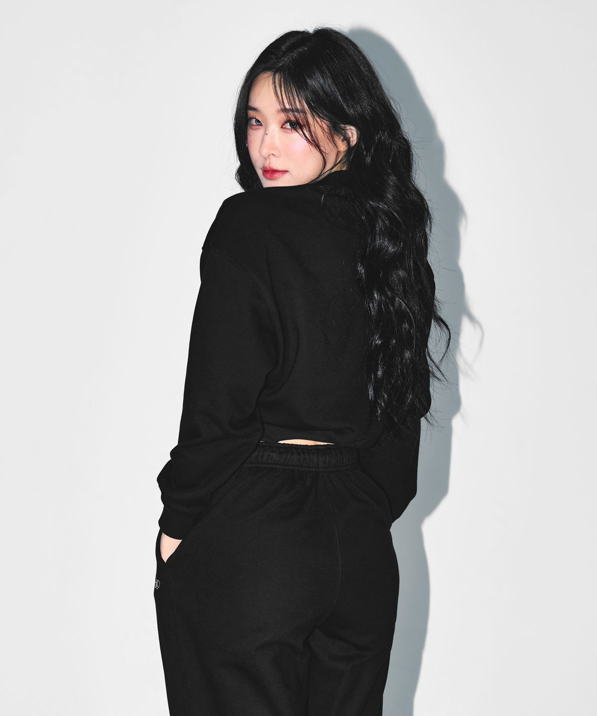본투윈(BORN TO WIN) W SILVER B CROP SWEATSHIRTS [BLACK]