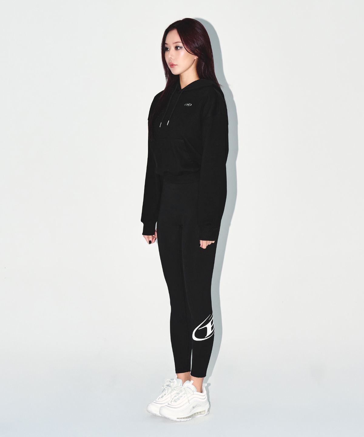 본투윈(BORN TO WIN) W SILVER B CROP HOODIE [BLACK]