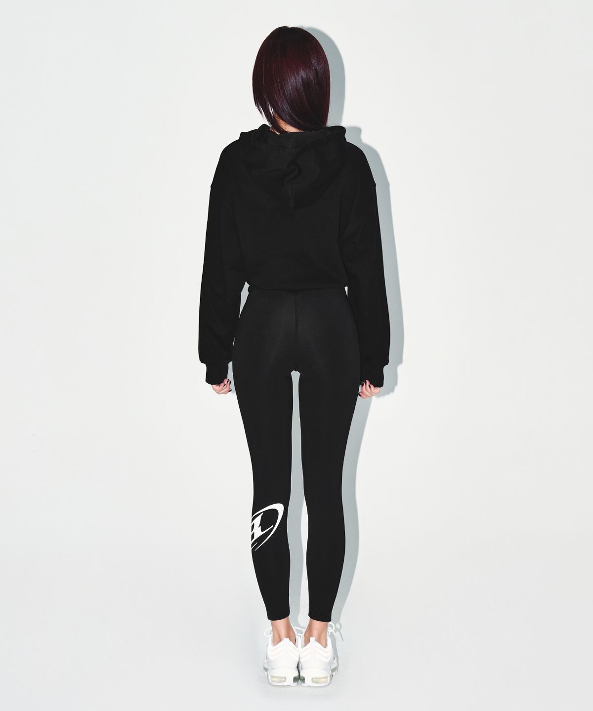 본투윈(BORN TO WIN) W SILVER B CROP HOODIE [BLACK]