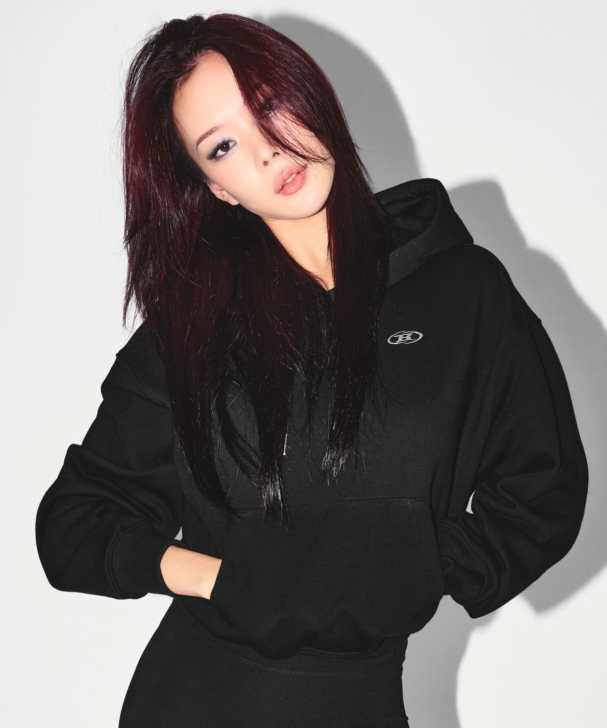 본투윈(BORN TO WIN) W SILVER B CROP HOODIE [BLACK]
