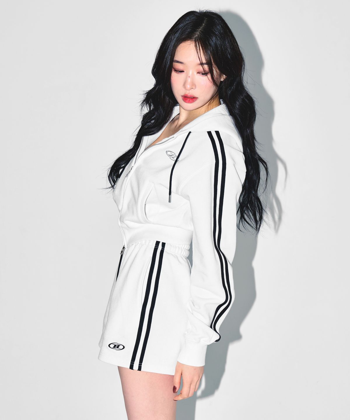 본투윈(BORN TO WIN) W CHROME B TRACK LINE CROP HOODIE ZIP-UP [WHITE]