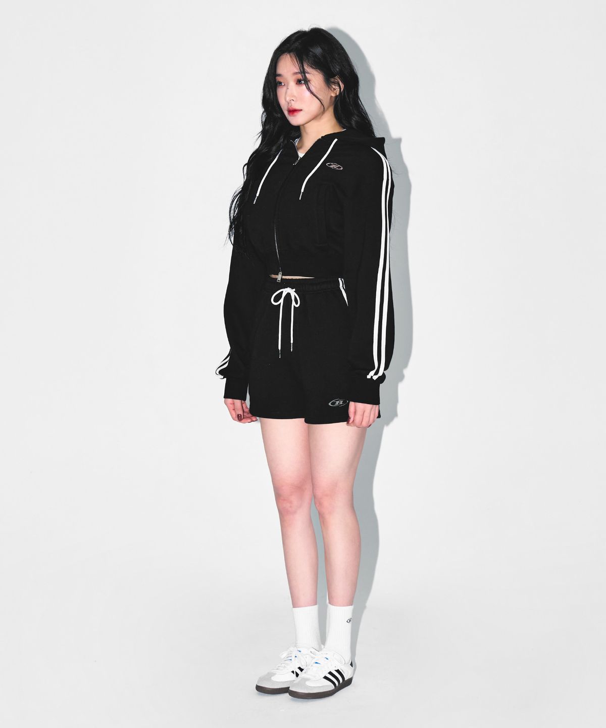 본투윈(BORN TO WIN) W CHROME B TRACK LINE CROP HOODIE ZIP-UP [BLACK]
