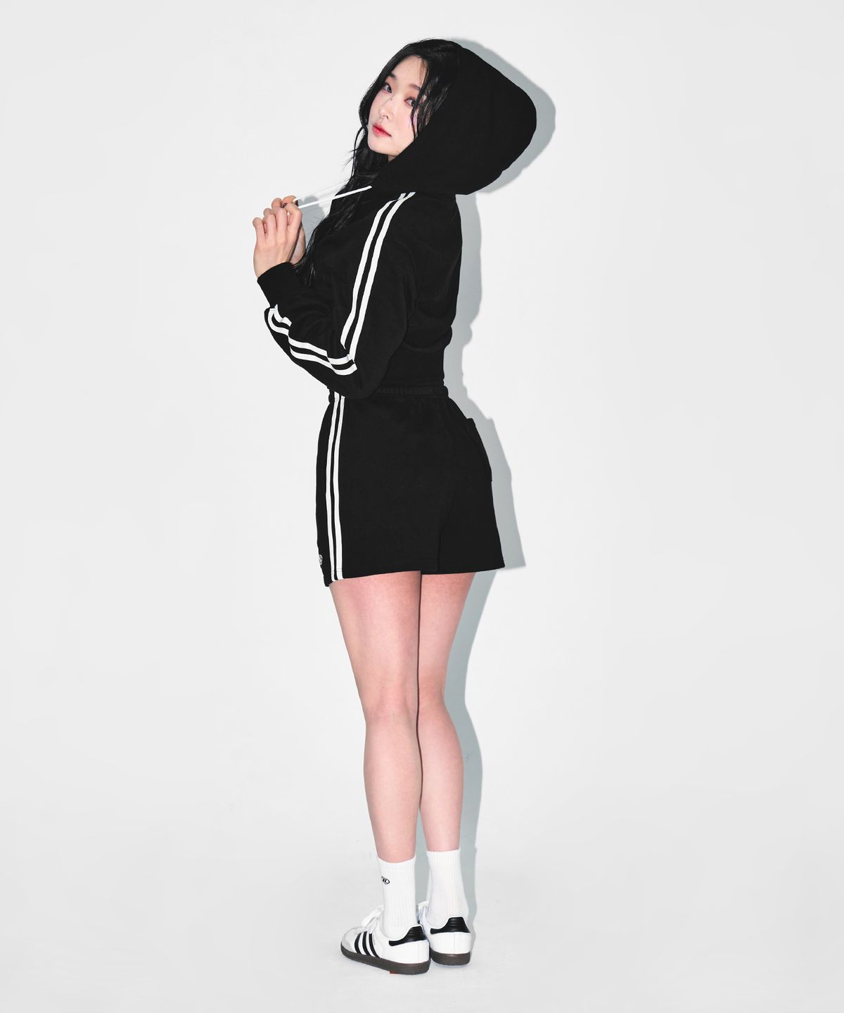 본투윈(BORN TO WIN) W CHROME B TRACK LINE CROP HOODIE ZIP-UP [BLACK]