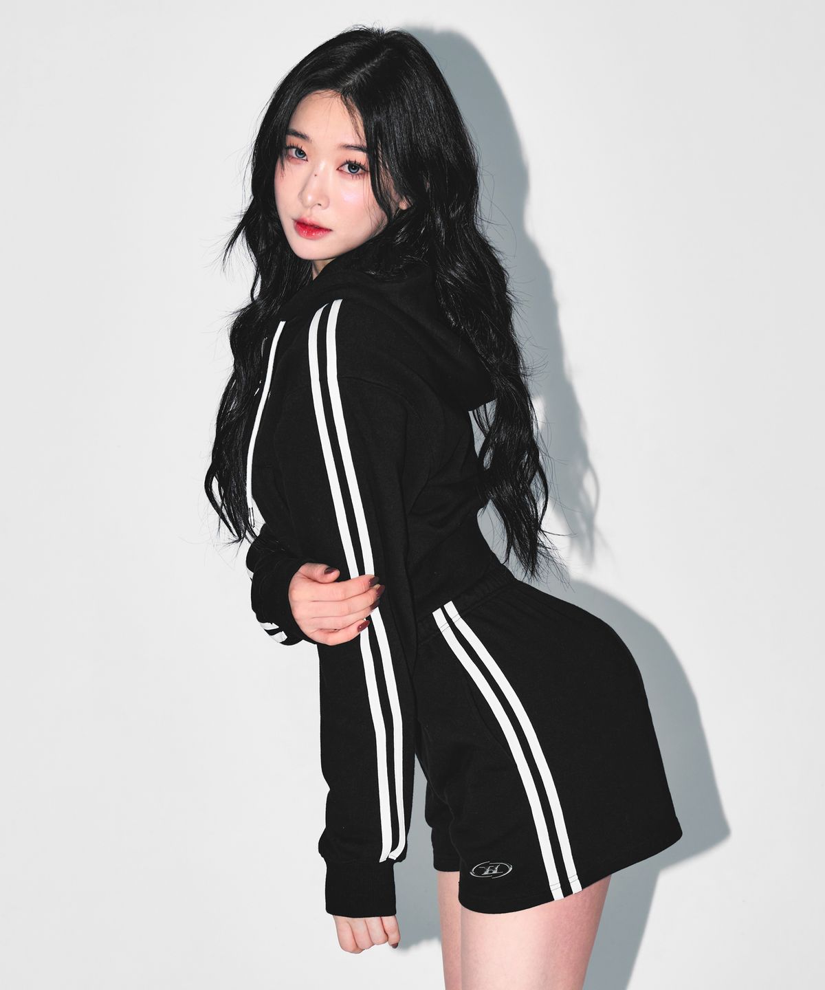 본투윈(BORN TO WIN) W CHROME B TRACK LINE CROP HOODIE ZIP-UP [BLACK]