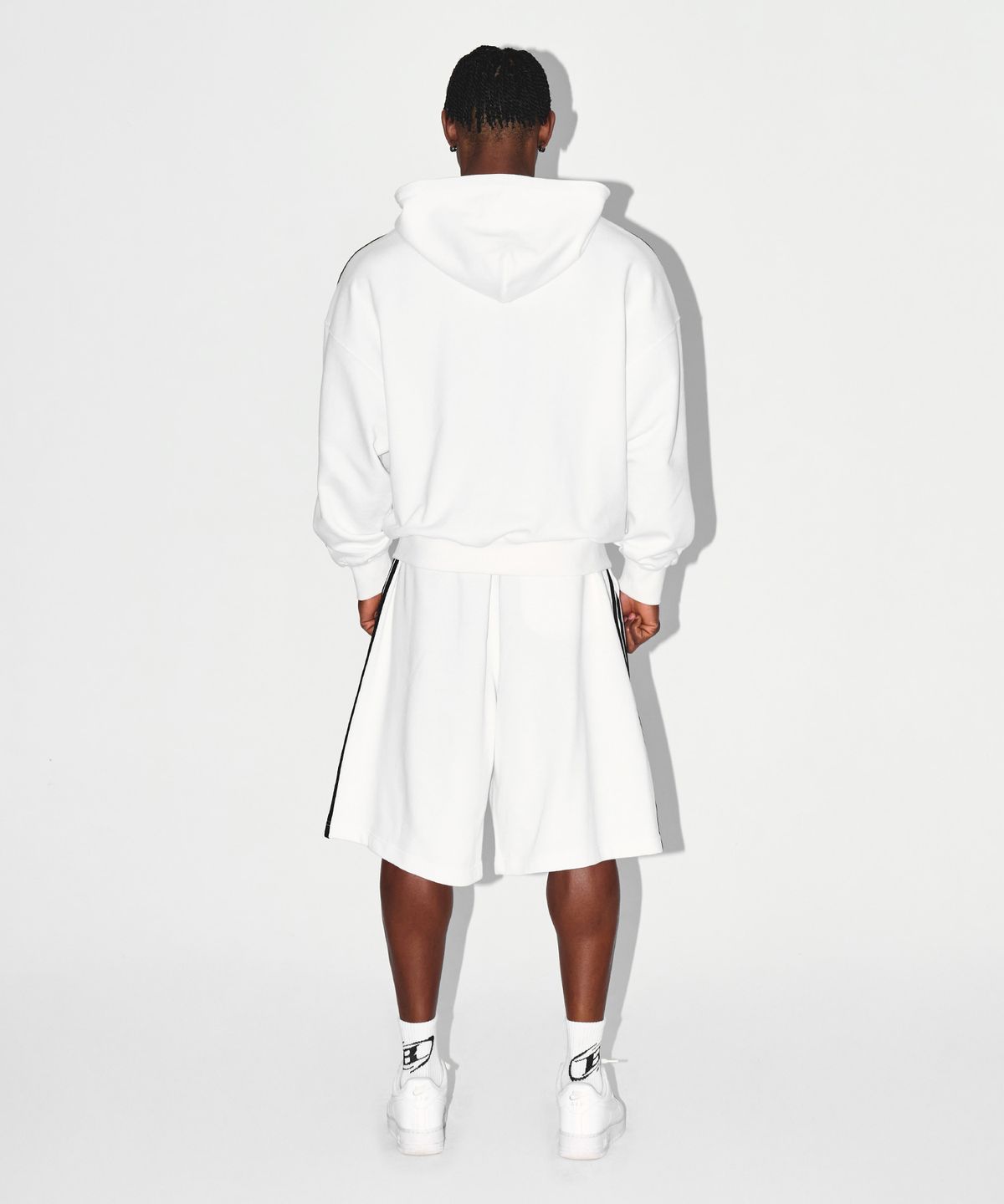 본투윈(BORN TO WIN) CHROME B TRACK LINE BERMUDA PANTS [WHITE]