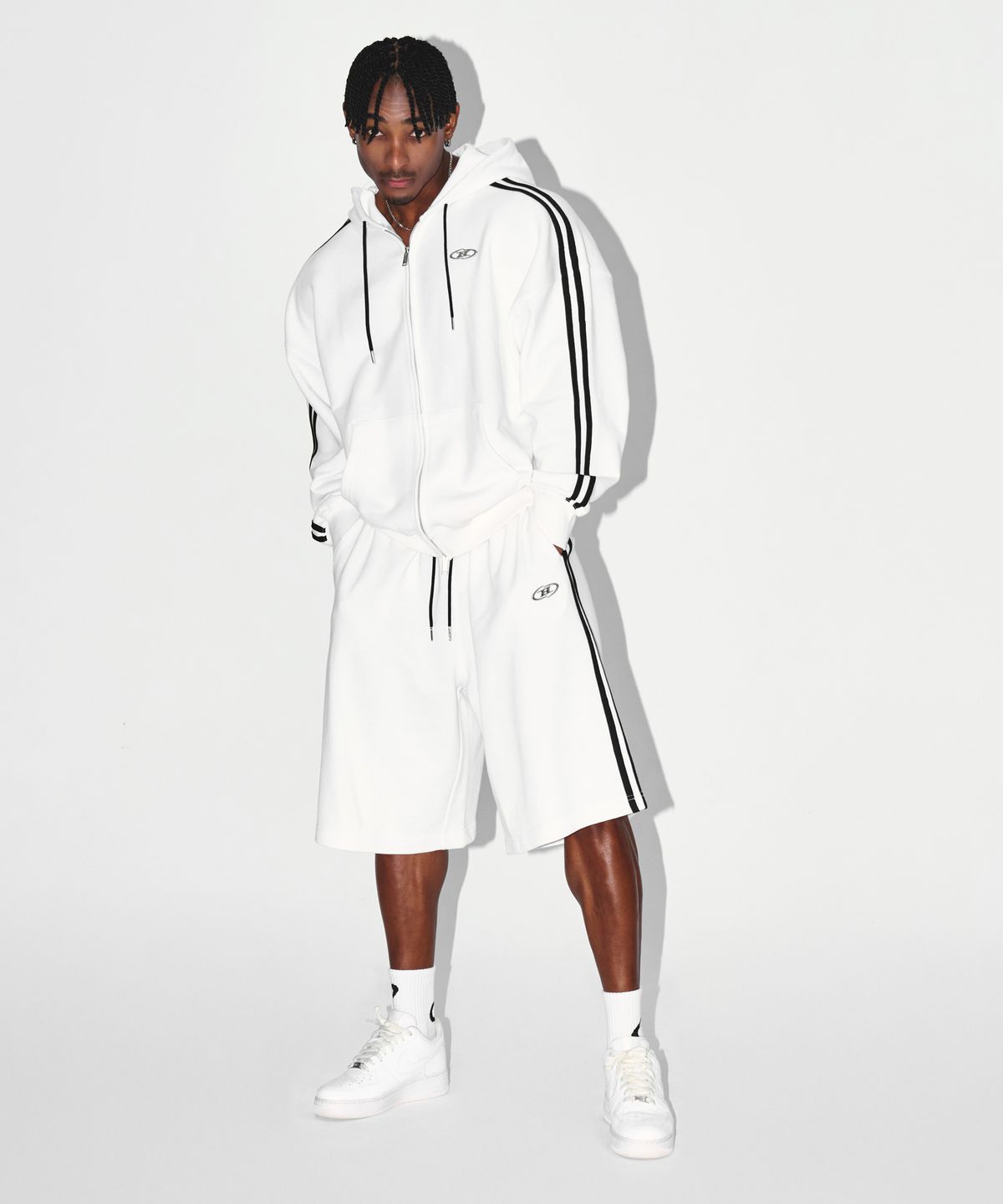 본투윈(BORN TO WIN) CHROME B TRACK LINE BERMUDA PANTS [WHITE]
