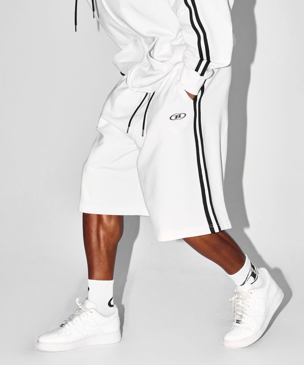 본투윈(BORN TO WIN) CHROME B TRACK LINE BERMUDA PANTS [WHITE]