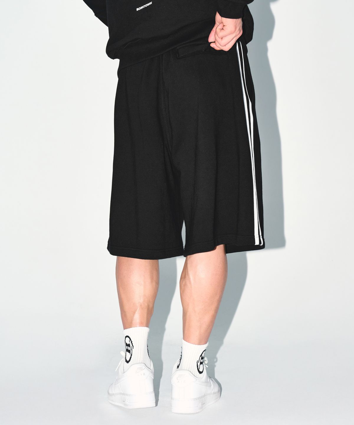 본투윈(BORN TO WIN) CHROME B TRACK LINE BERMUDA PANTS [BLACK]