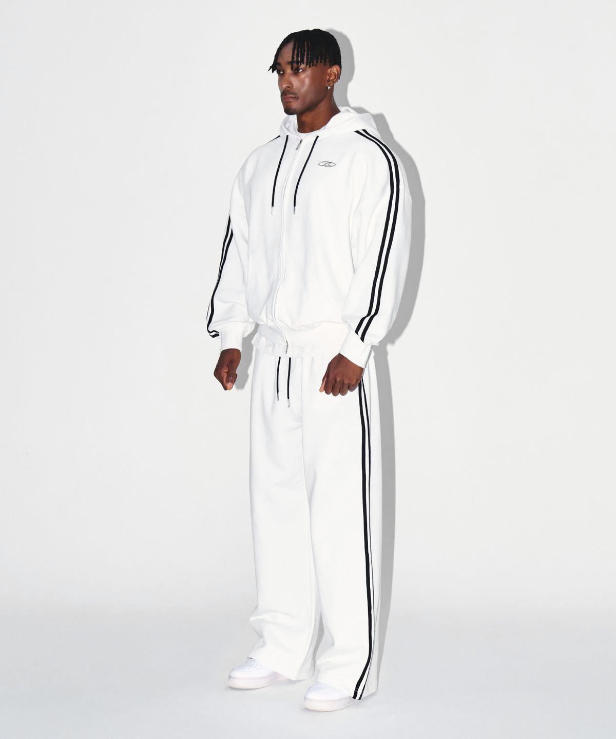 본투윈(BORN TO WIN) CHROME B TRACK LINE SEMI WIDE PANTS [WHITE]
