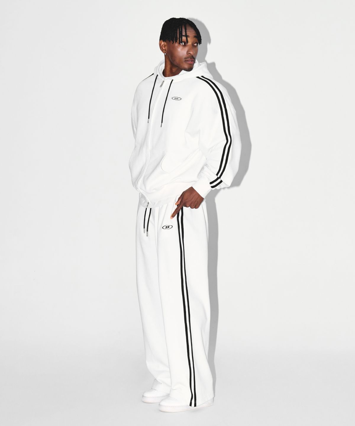 본투윈(BORN TO WIN) CHROME B TRACK LINE SEMI WIDE PANTS [WHITE]