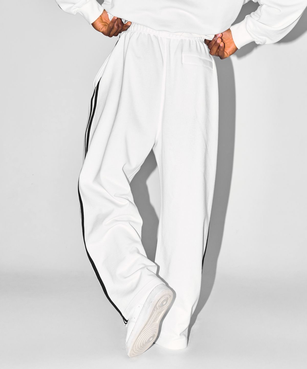 본투윈(BORN TO WIN) CHROME B TRACK LINE SEMI WIDE PANTS [WHITE]