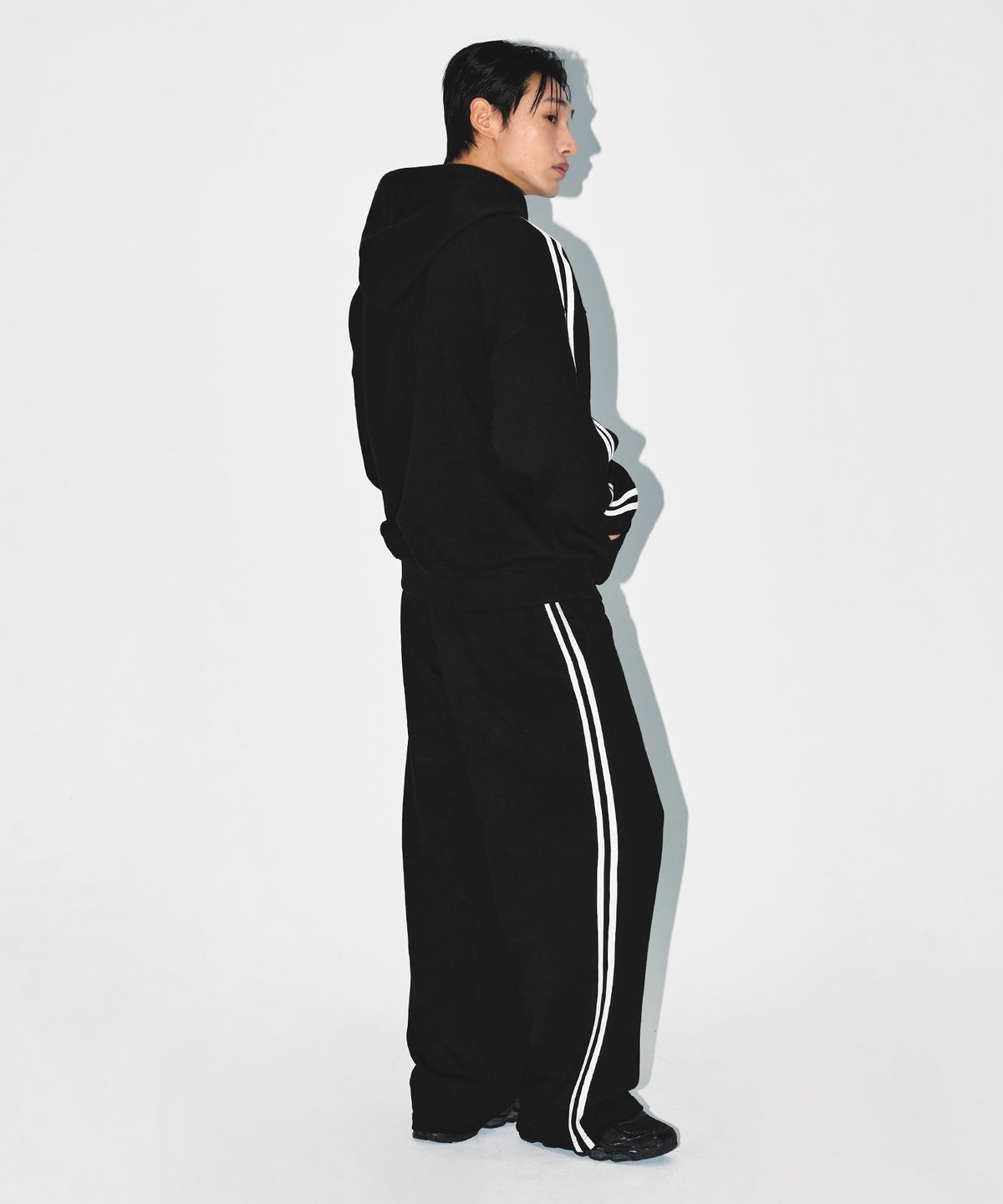 본투윈(BORN TO WIN) CHROME B TRACK LINE SEMI WIDE PANTS [BLACK]