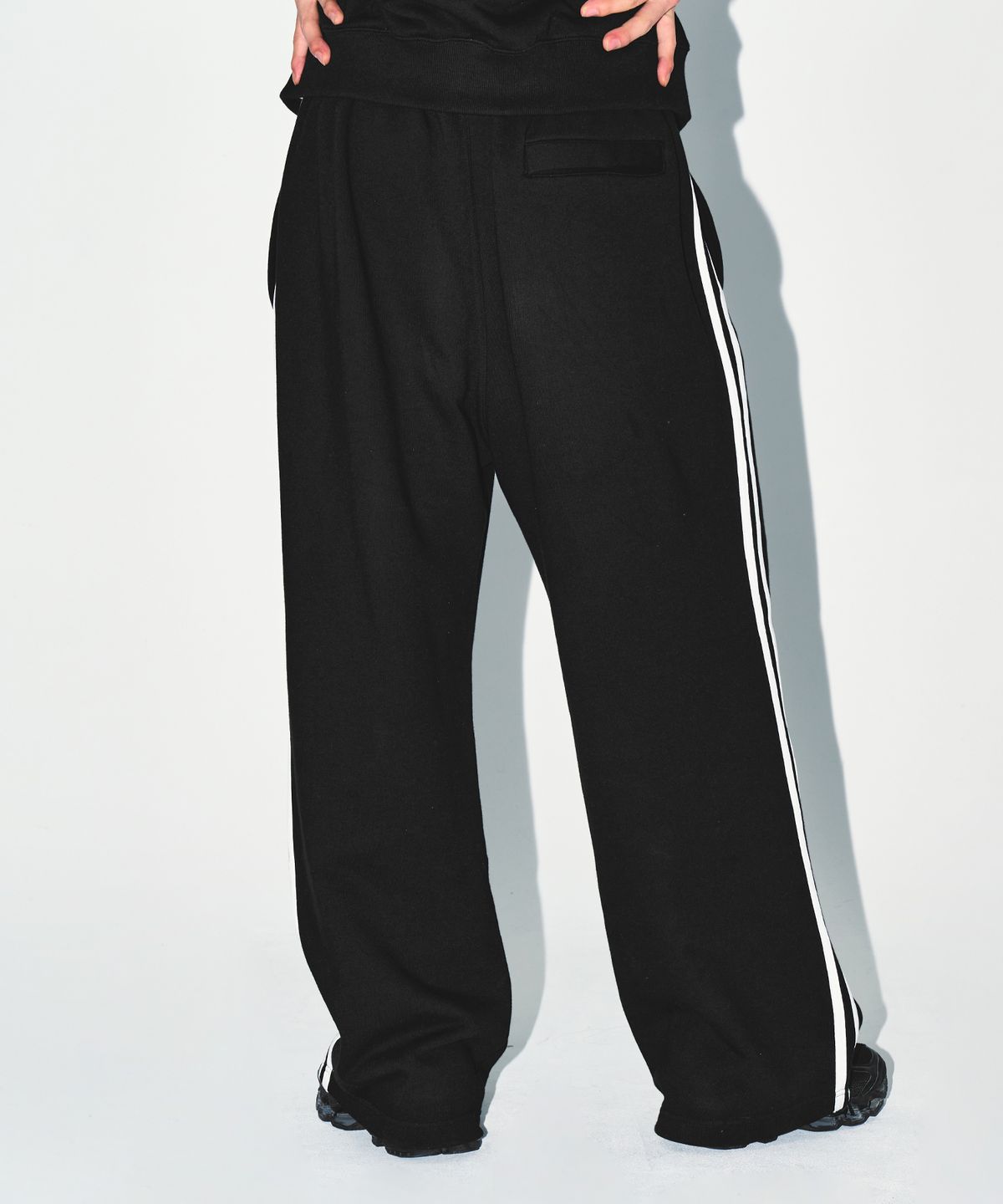 본투윈(BORN TO WIN) CHROME B TRACK LINE SEMI WIDE PANTS [BLACK]