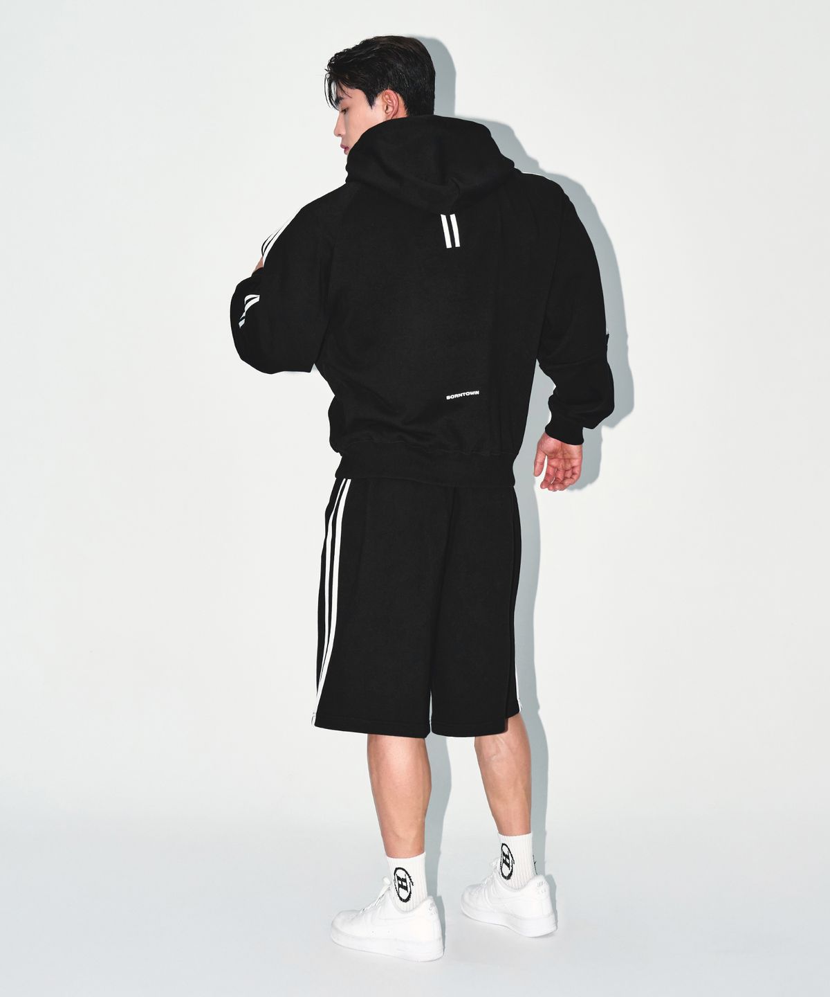 본투윈(BORN TO WIN) STROKE B TRACK LINE HOODIE [BLACK]
