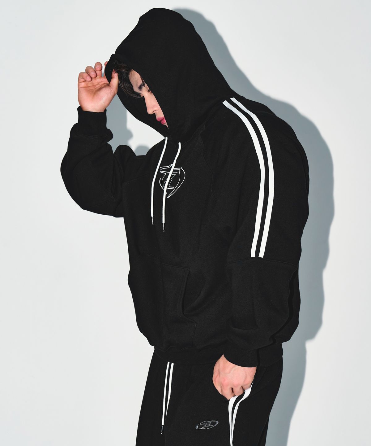 본투윈(BORN TO WIN) STROKE B TRACK LINE HOODIE [BLACK]