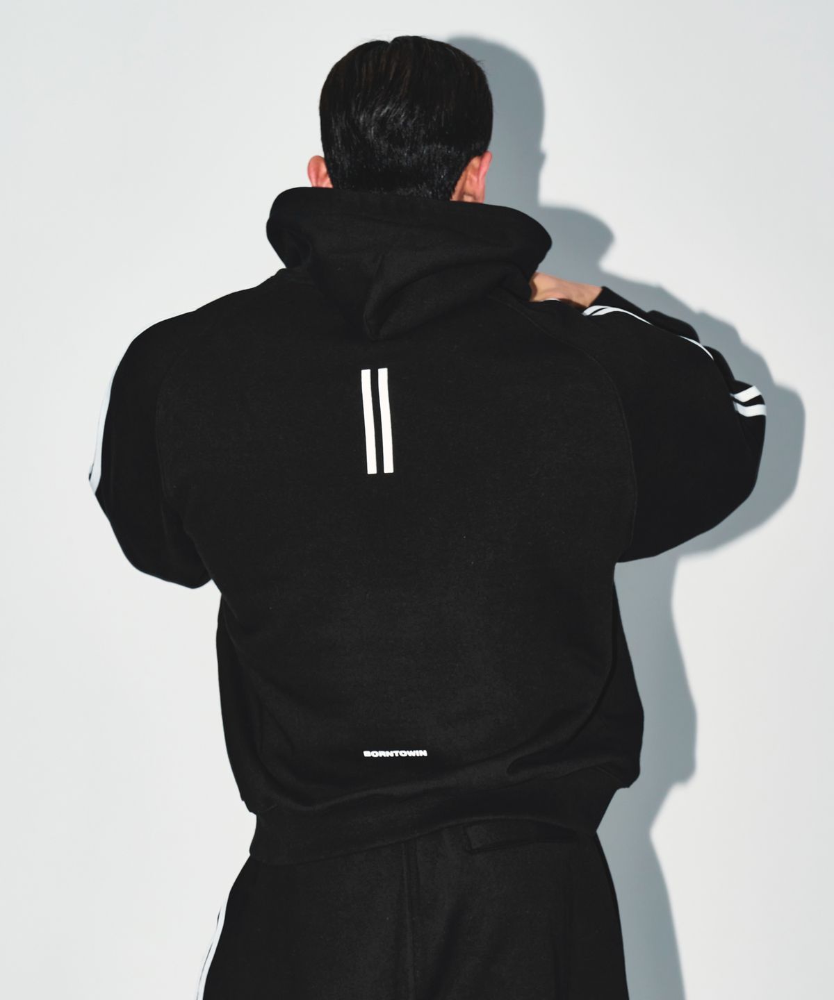본투윈(BORN TO WIN) STROKE B TRACK LINE HOODIE [BLACK]