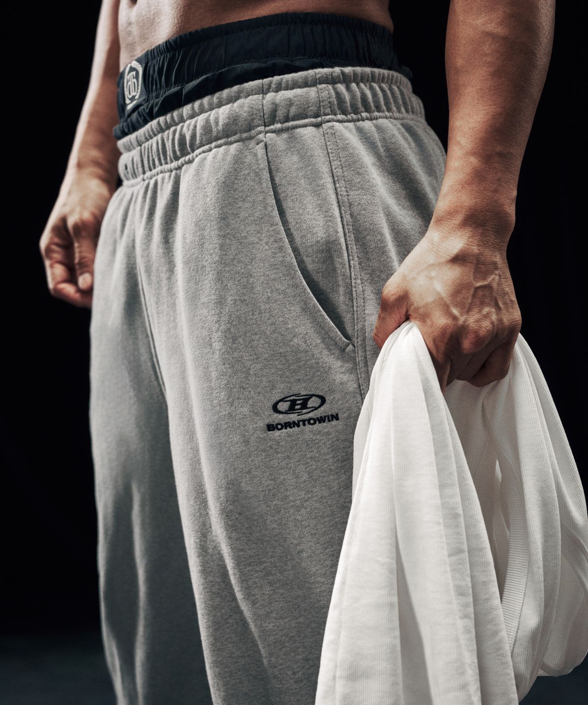 본투윈(BORN TO WIN) B-SYMBOL LOGO SEMI WIDE PANTS [BLACK]