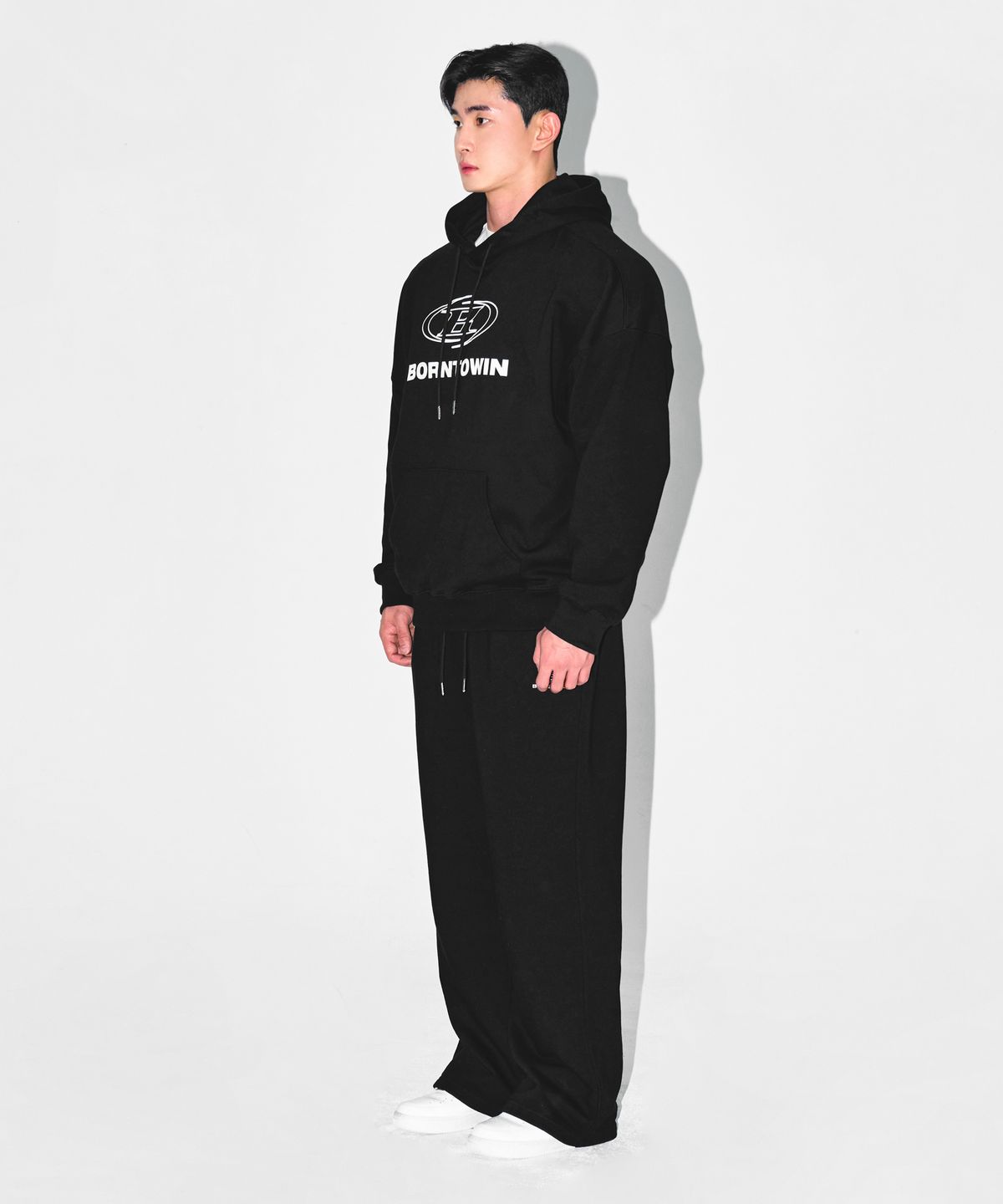 본투윈(BORN TO WIN) STROKE B LOGO EXTRA FIT HOODIE [BLACK]