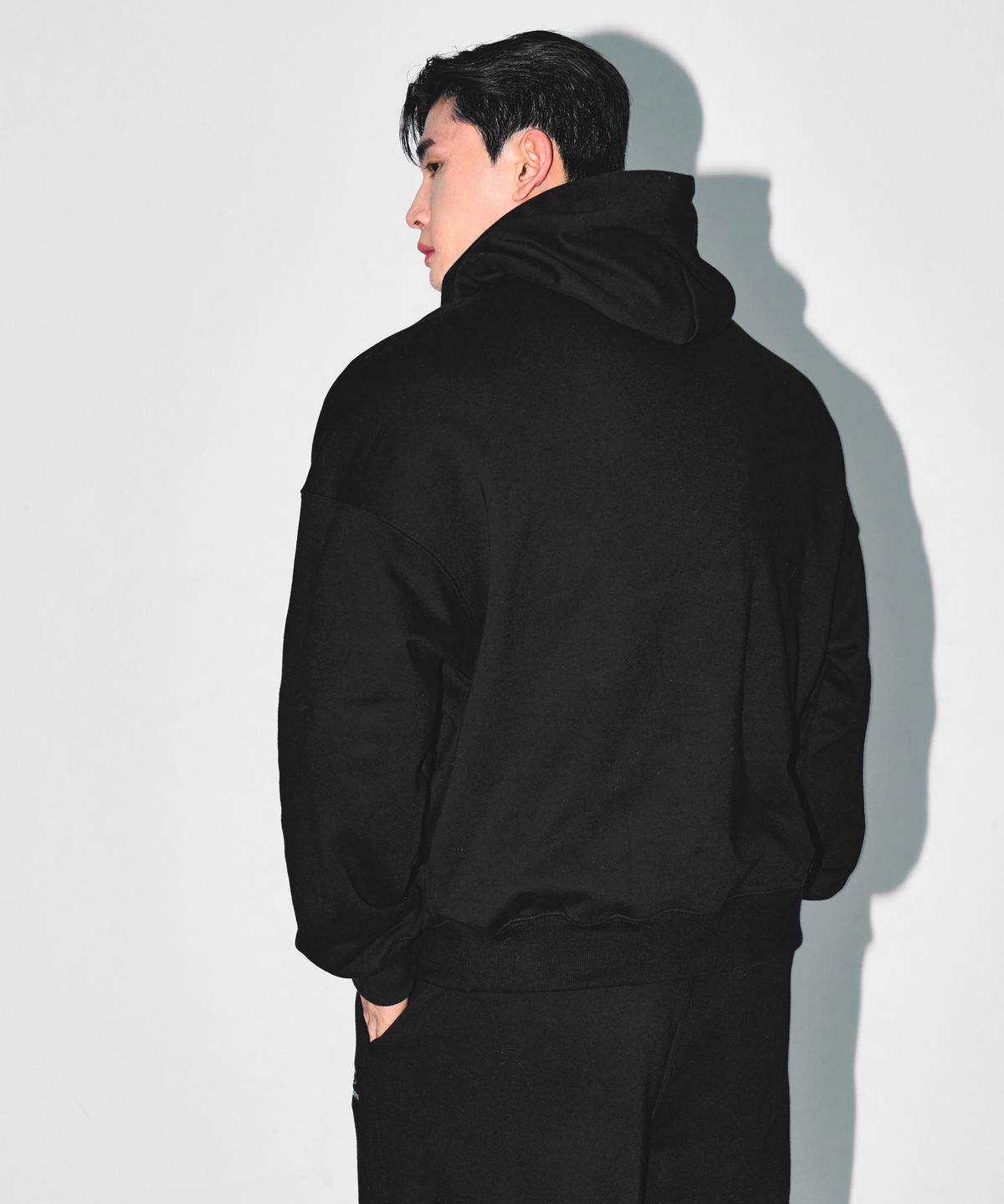 본투윈(BORN TO WIN) STROKE B LOGO EXTRA FIT HOODIE [BLACK]