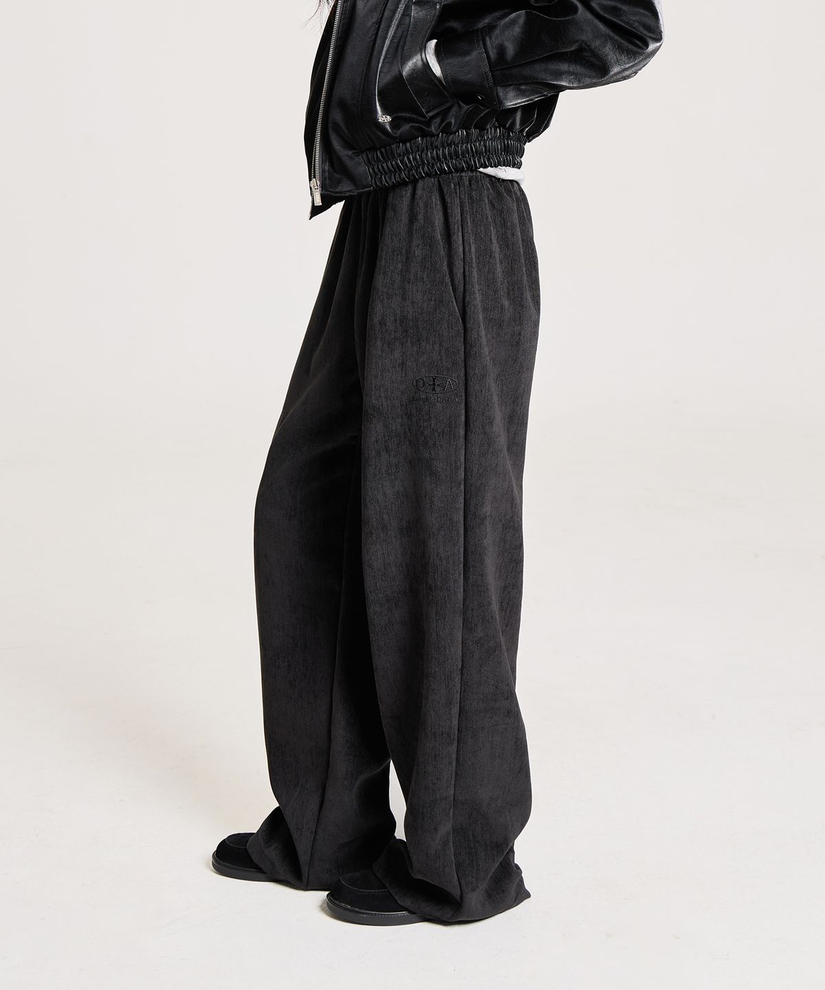 런던다다(LONDONDADA) VELOUR SIGNATURE EMBROIDERED BANDING PANTS, BLACK