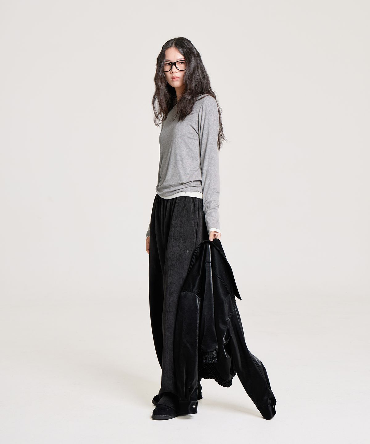 런던다다(LONDONDADA) VELOUR SIGNATURE EMBROIDERED BANDING PANTS, BLACK