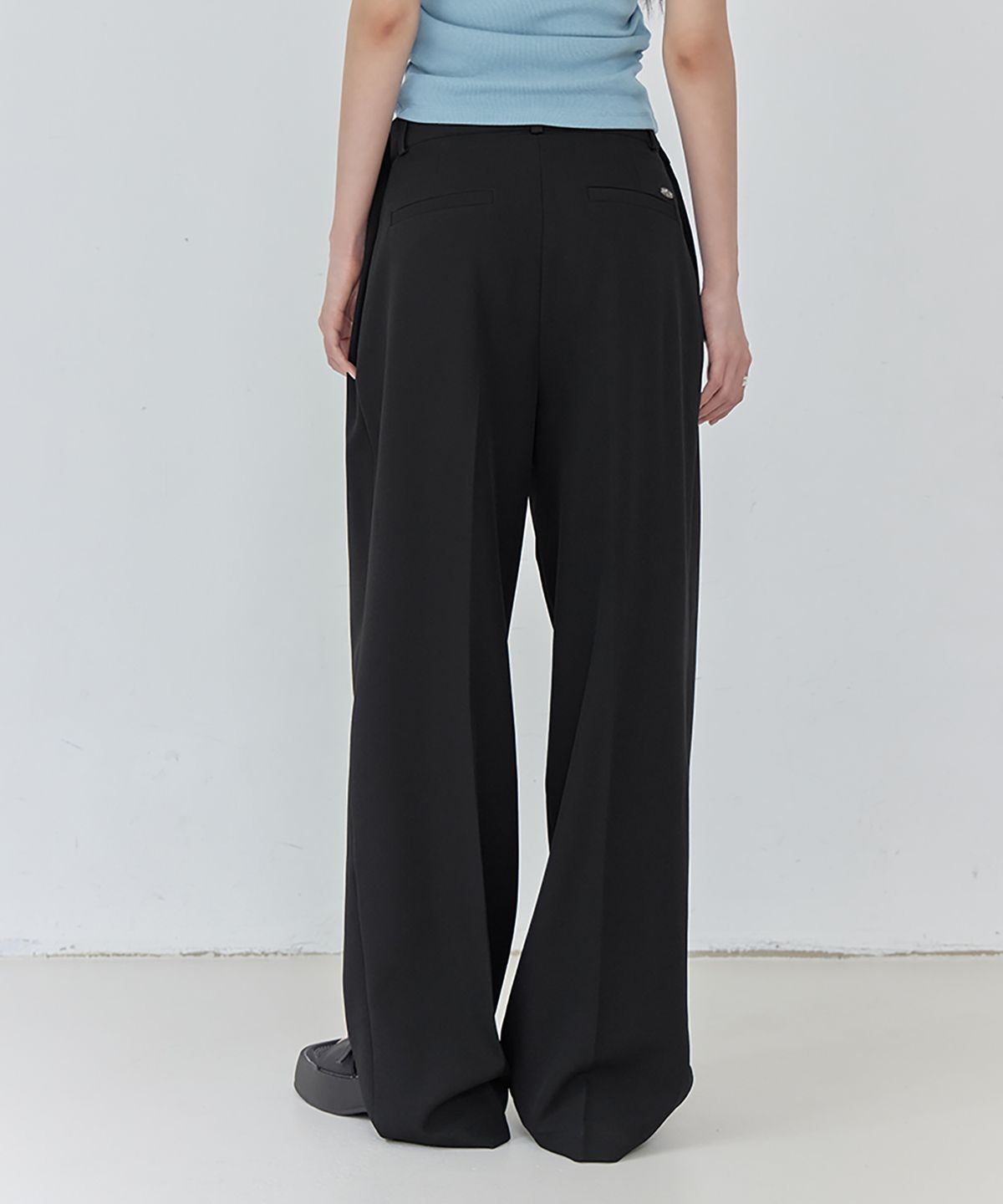 런던다다(LONDONDADA) ONE-TUCK SIDE BUTTON WIDE SLACKS, BLACK