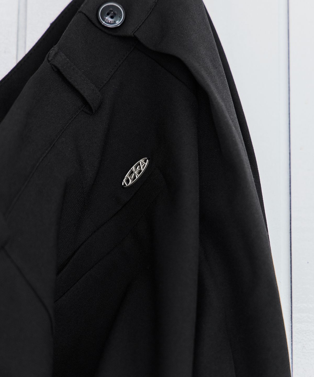 런던다다(LONDONDADA) ONE-TUCK SIDE BUTTON WIDE SLACKS, BLACK