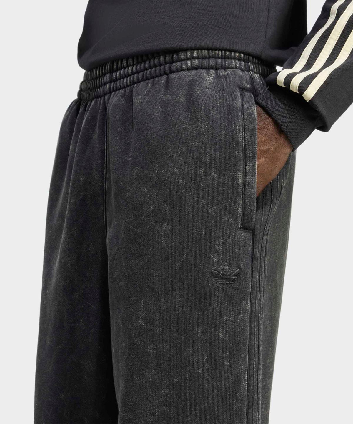 아디다스(ADIDAS) 워시드 스웨트 팬츠 - 블랙 / JV8468