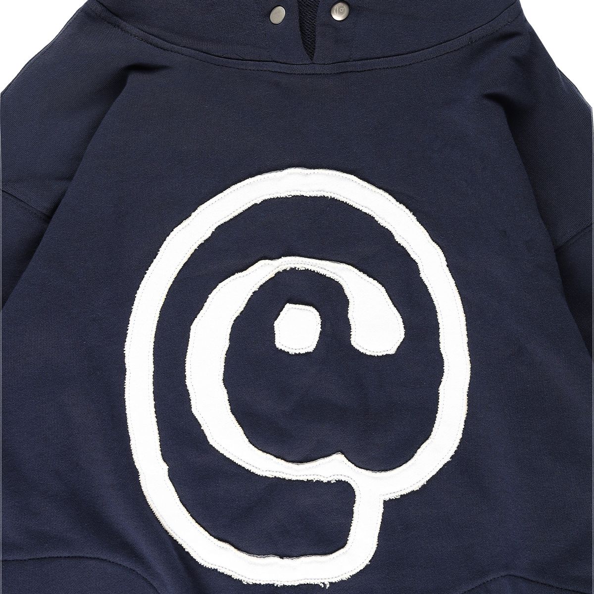 더왈드(THEWARLD) 앳 심볼 아플리케 후드티 네이비