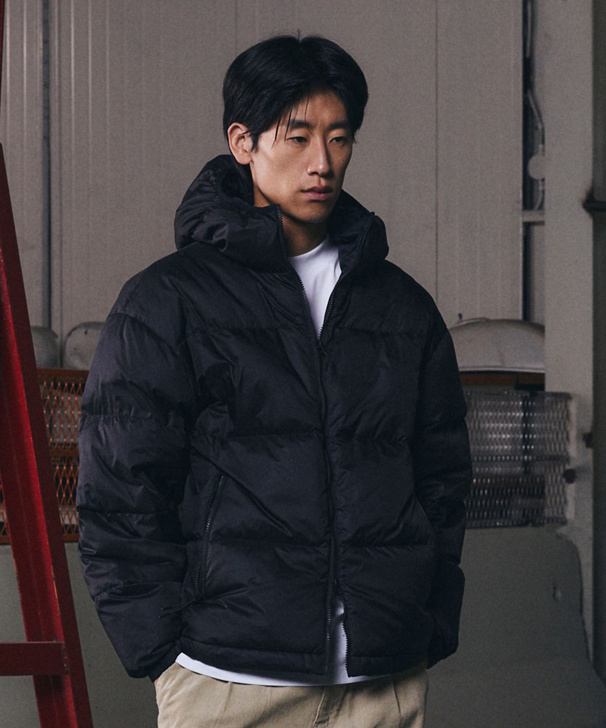 칼라파타르(KALAPATTHAR) POCKET LOGO DUCK DOWN SHORT PADDED JACKET - BLACK