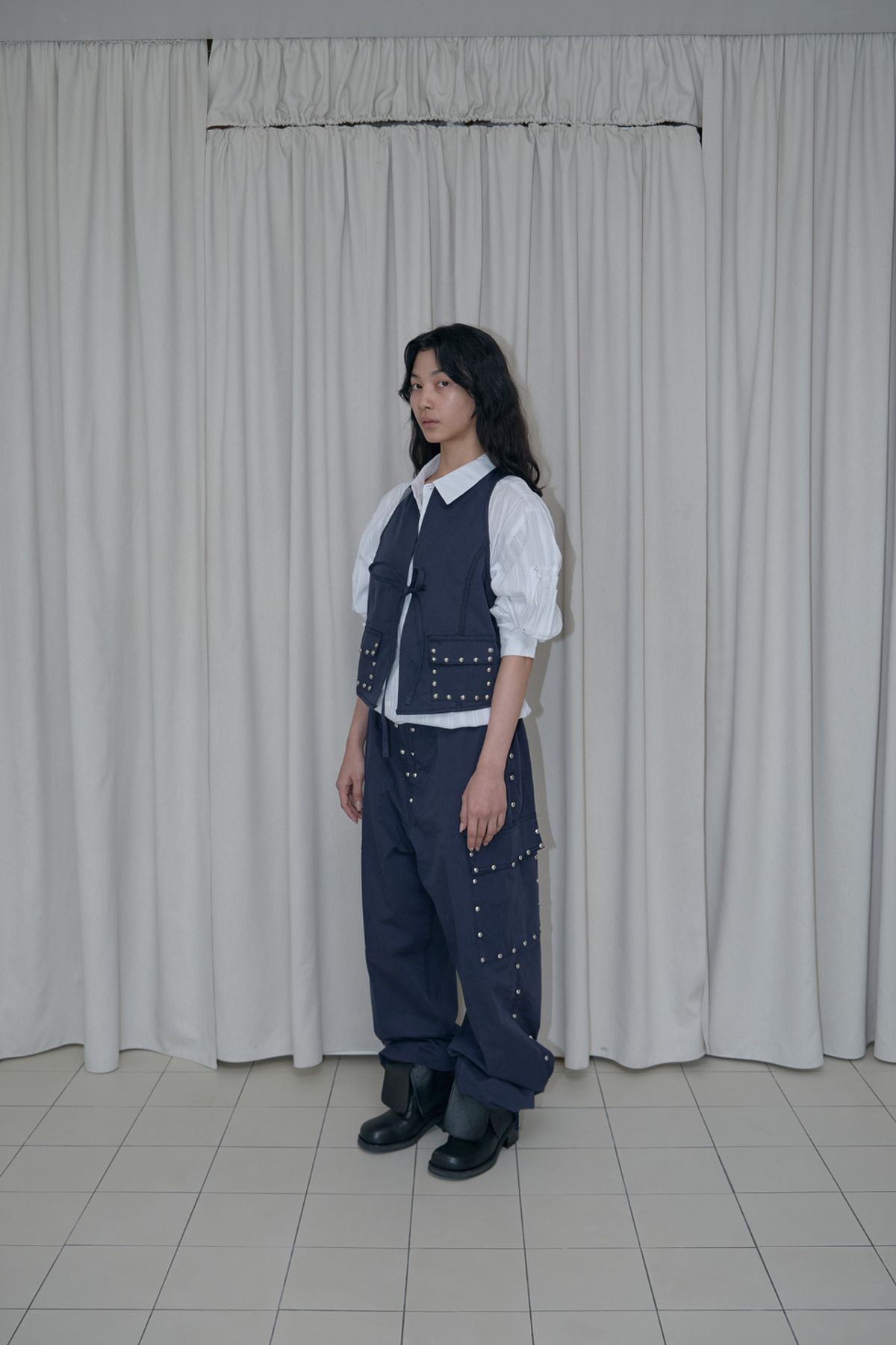 어텐즈(ATTENDS) Studded cargo pants (Navy)