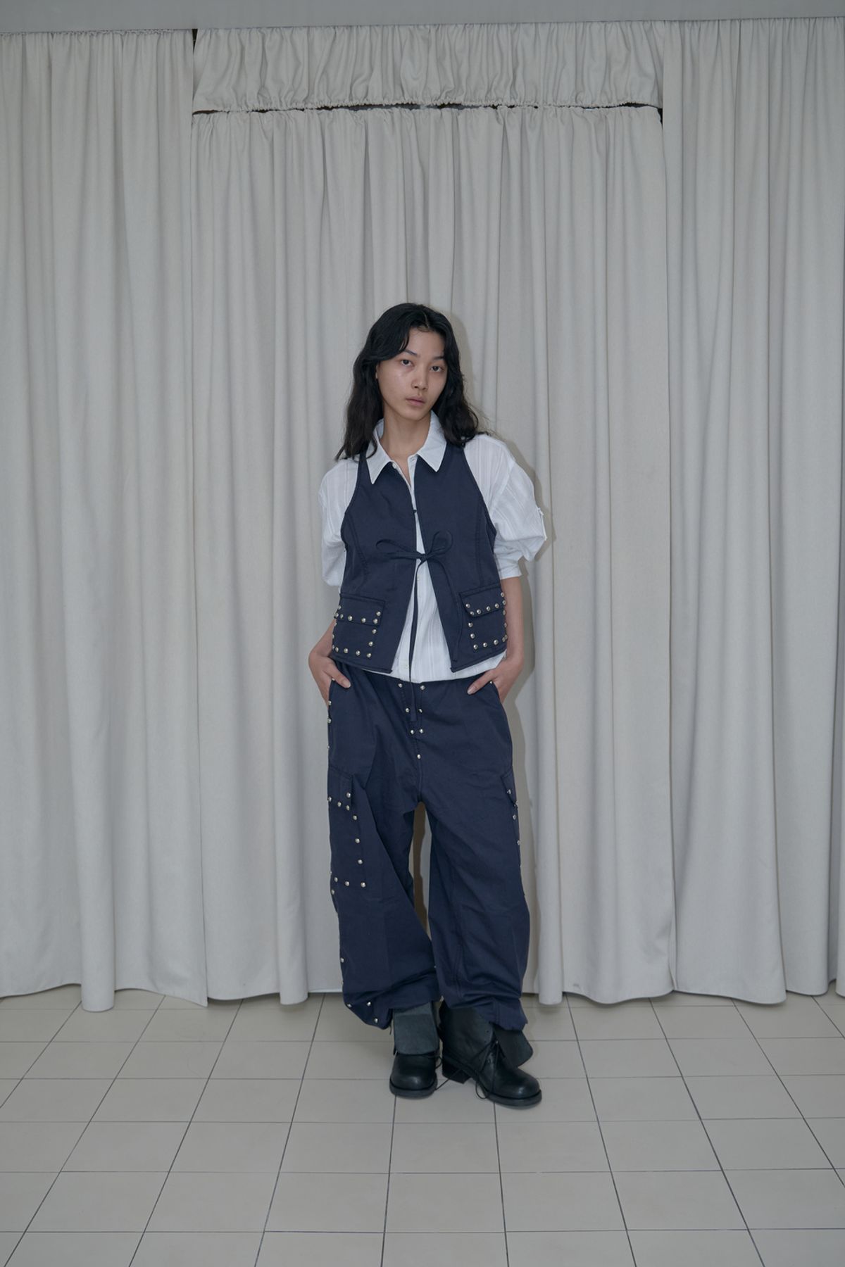 어텐즈(ATTENDS) Studded cargo pants (Navy)