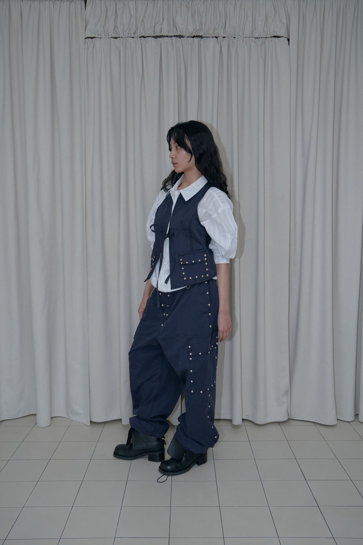 어텐즈(ATTENDS) Studded cargo pants (Navy)