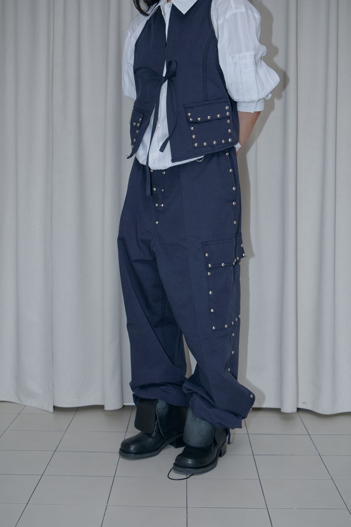 어텐즈(ATTENDS) Studded cargo pants (Navy)
