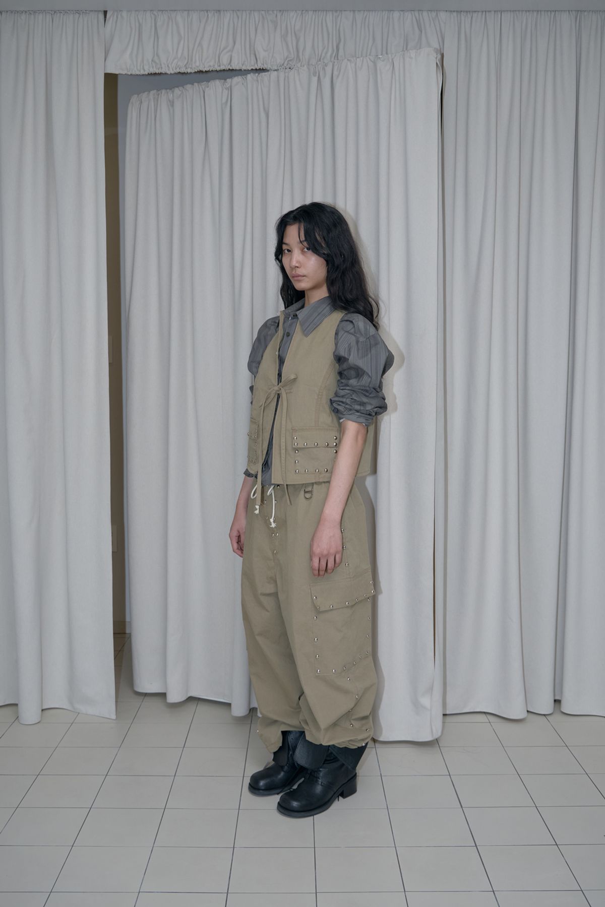 어텐즈(ATTENDS) Studded cargo pants (Begie)