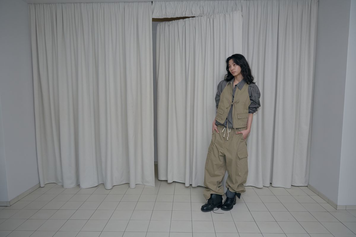 어텐즈(ATTENDS) Studded cargo pants (Begie)