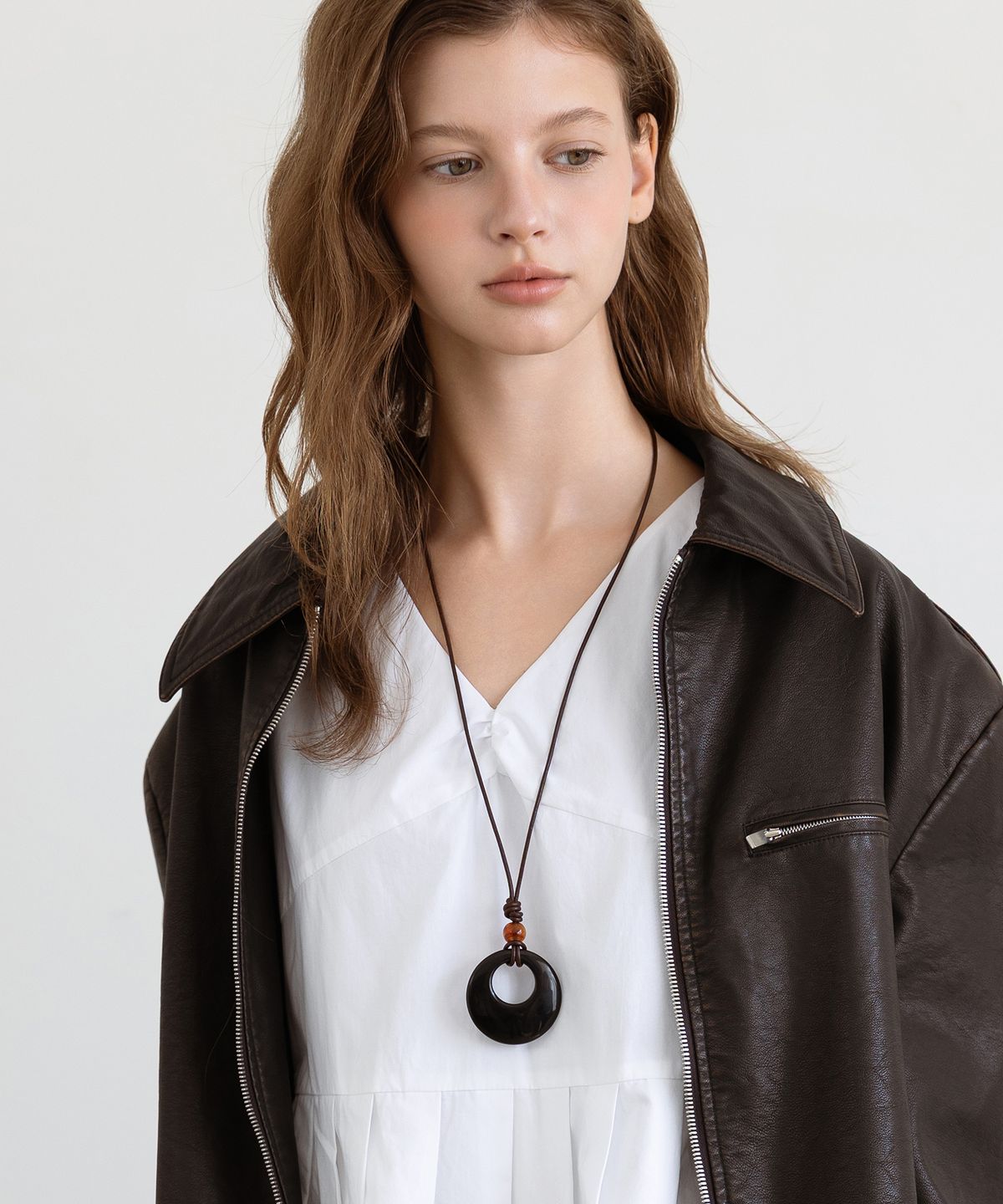 타티아나(TATIANA) 서클 링 레더 스트링 롱 목걸이 NZ2536
