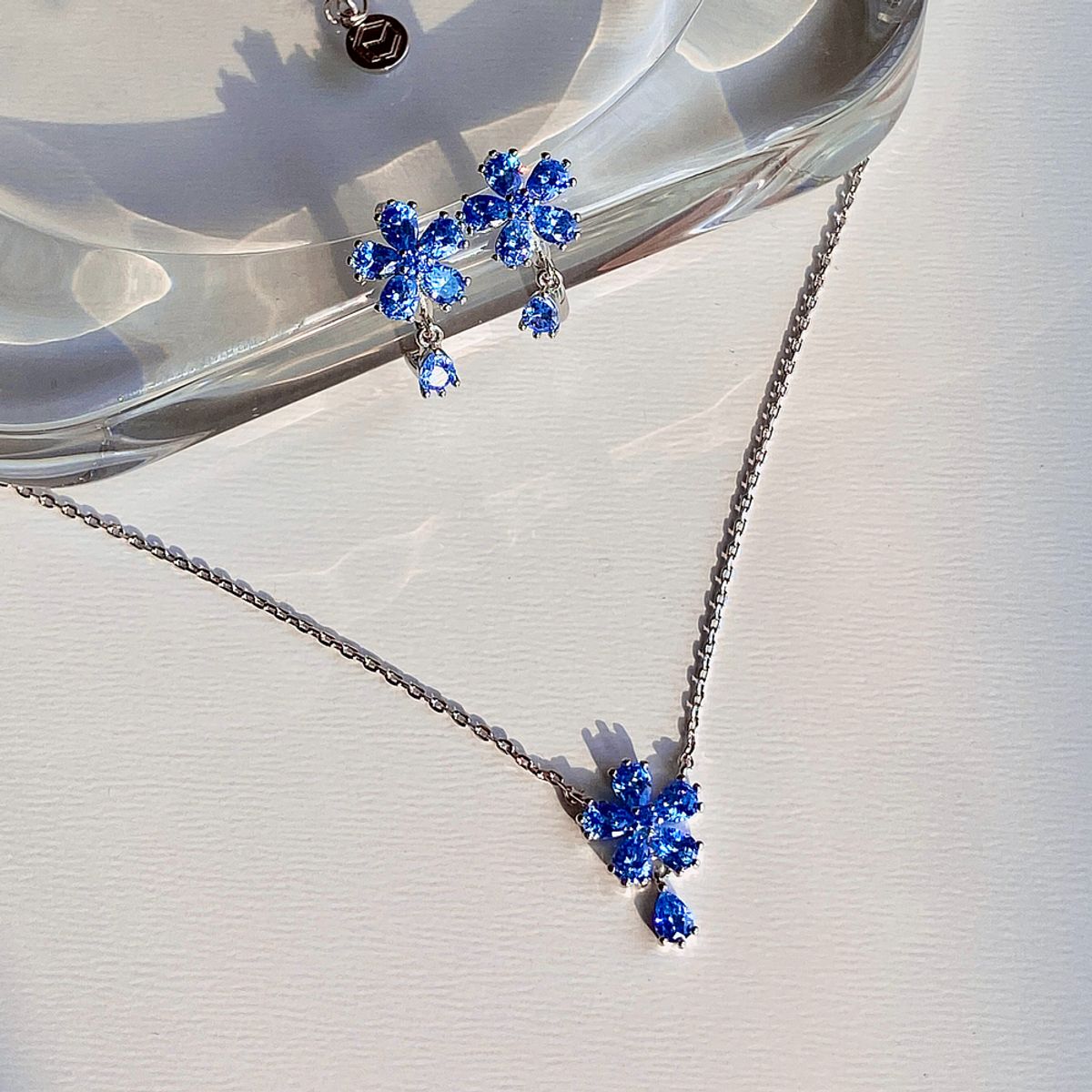 모노그래프(MONOGRAPH) 칼리아 귀걸이 MGER0340 Rhodium Plated (화이트골드+블루 큐빅)