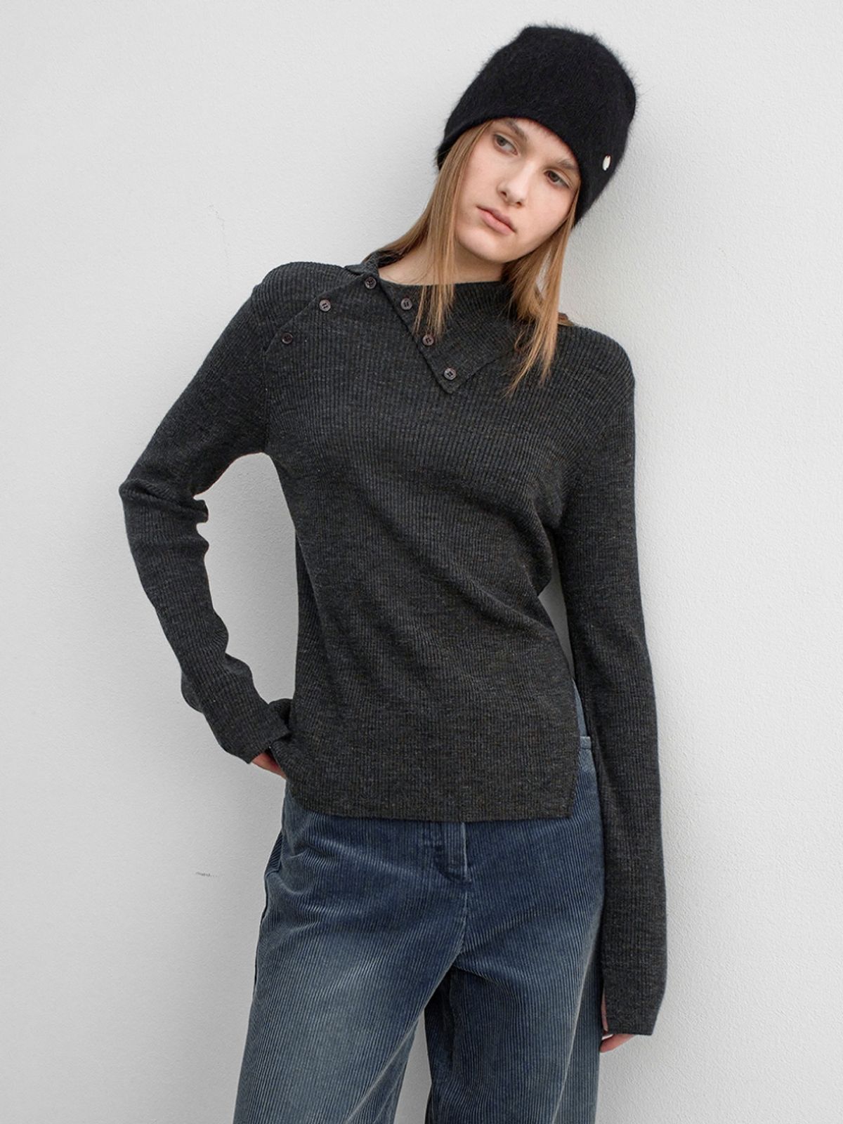 아틀리에 나인(ATELIER NAIN) (T-7118)BUTTON DETAIL COLLAR SLIM FIT KNIT