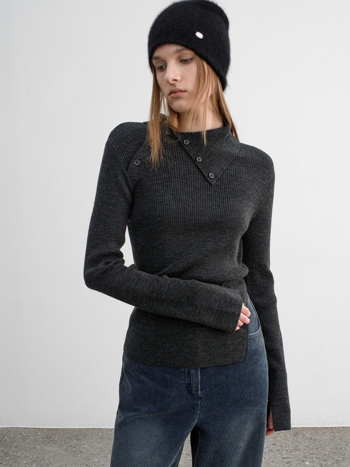 아틀리에 나인(ATELIER NAIN) (T-7118)BUTTON DETAIL COLLAR SLIM FIT KNIT