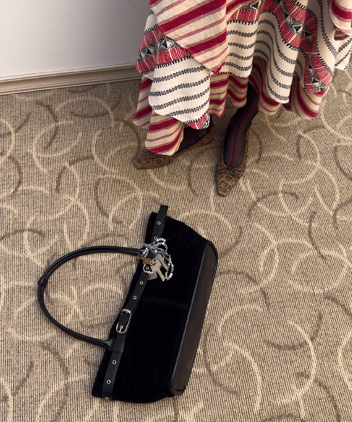 여밈(YEOMIM) belted boat bag (suede black)