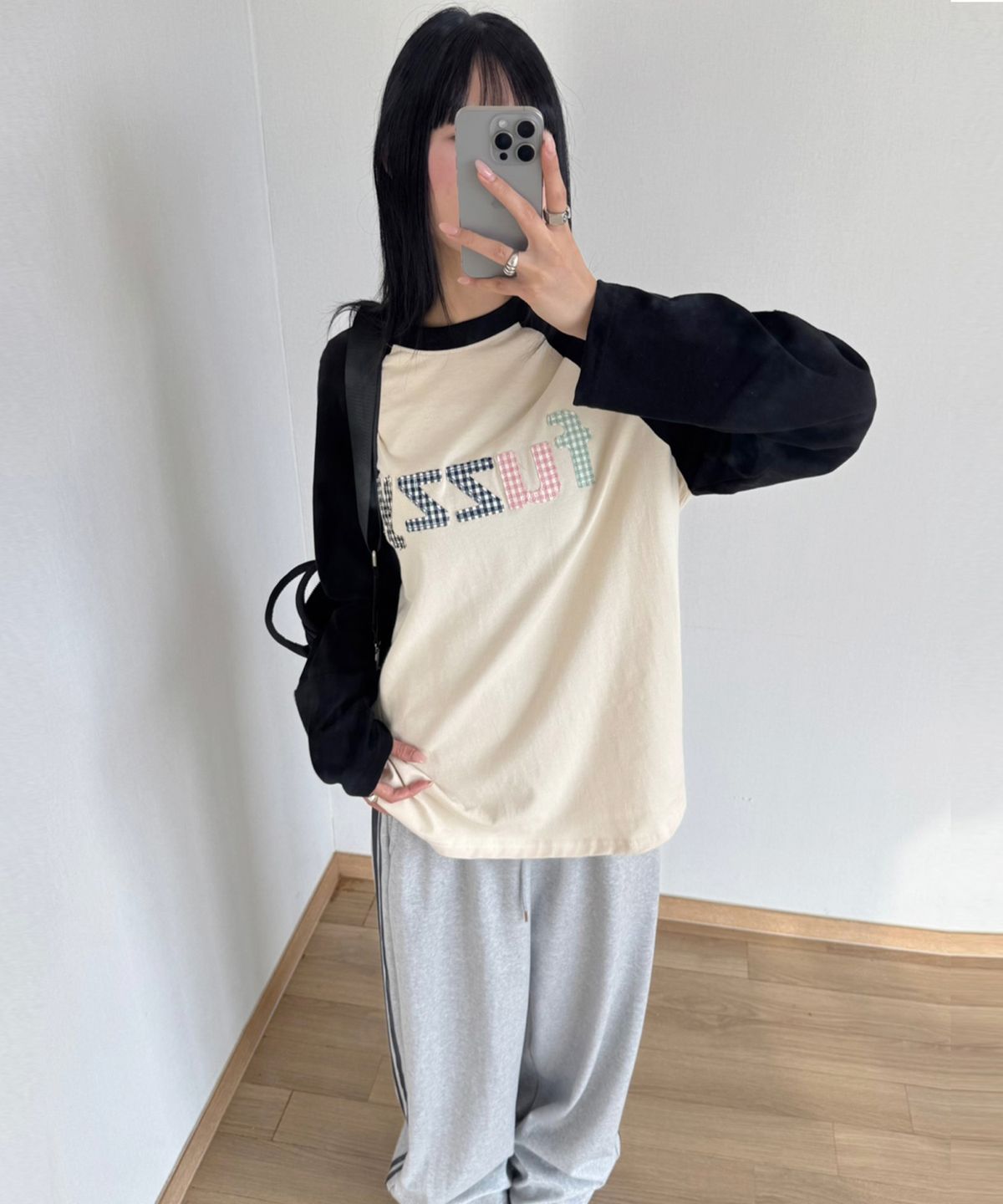 퍼지스캔(FUZZY SCAN) 패치 알파벳 레글런 배색 롱슬리브 1color