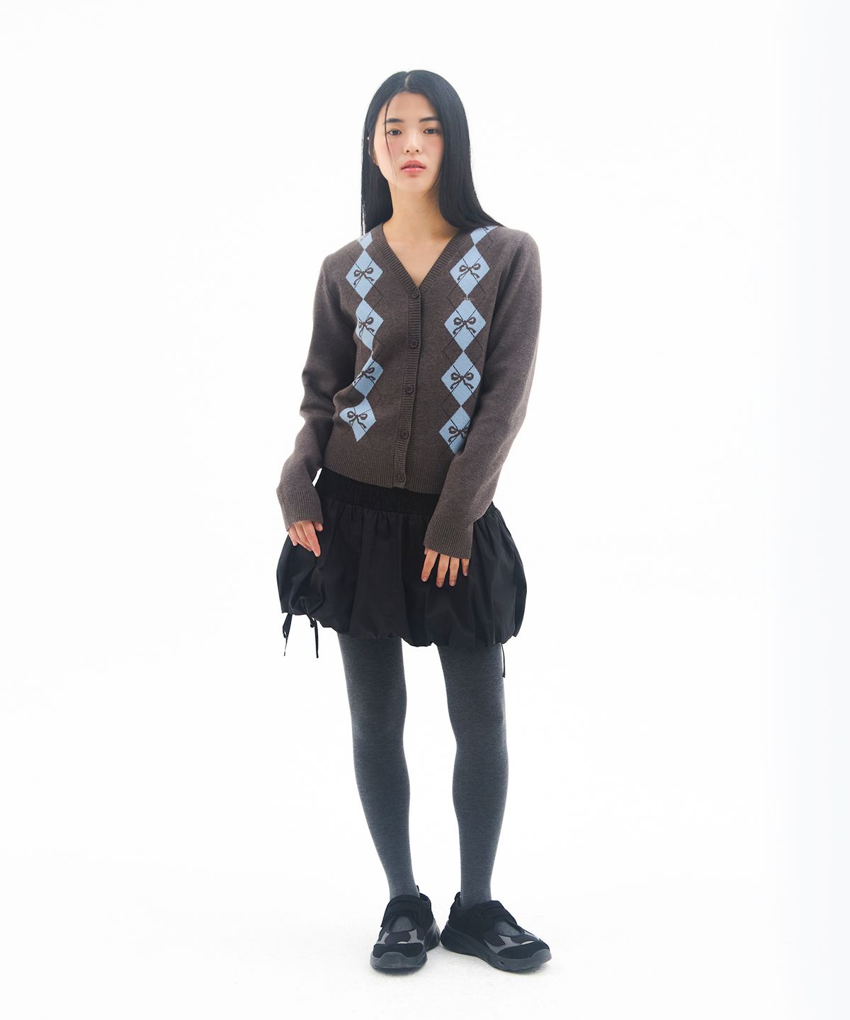 아메스 월드와이드(AMES-WORLDWIDE) CROP V NECK ARGYLE CARDIGAN CHARCOAL