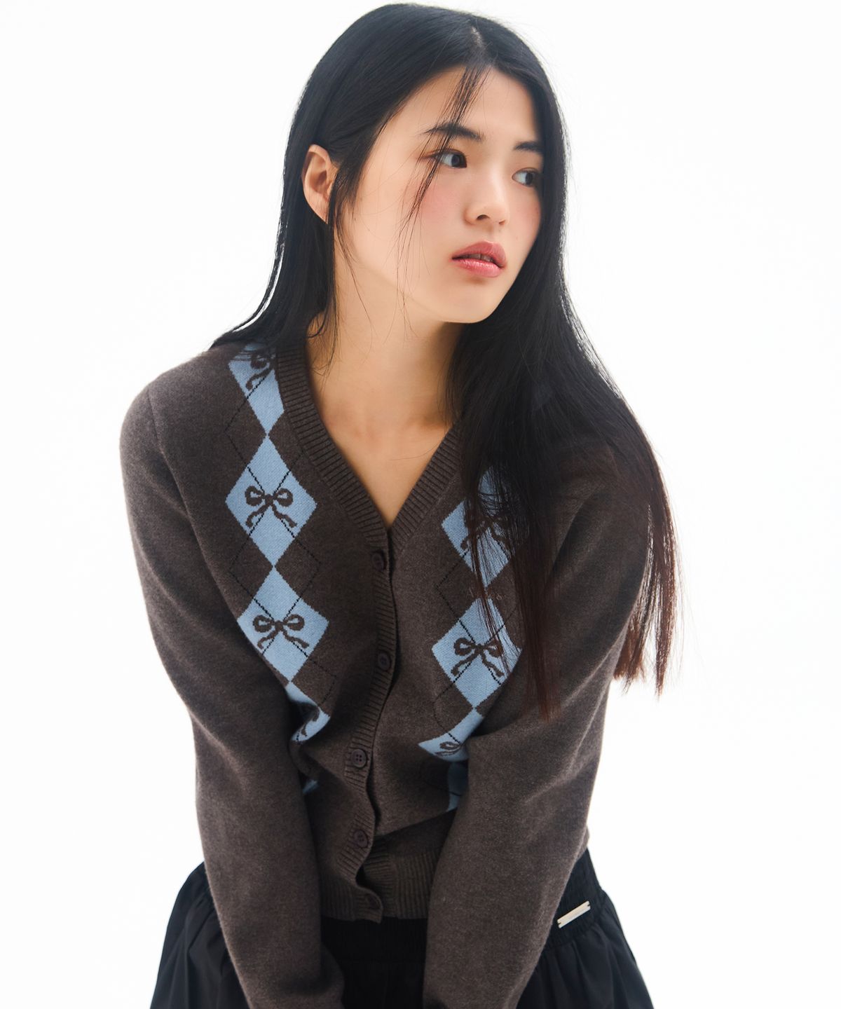 아메스 월드와이드(AMES-WORLDWIDE) CROP V NECK ARGYLE CARDIGAN CHARCOAL