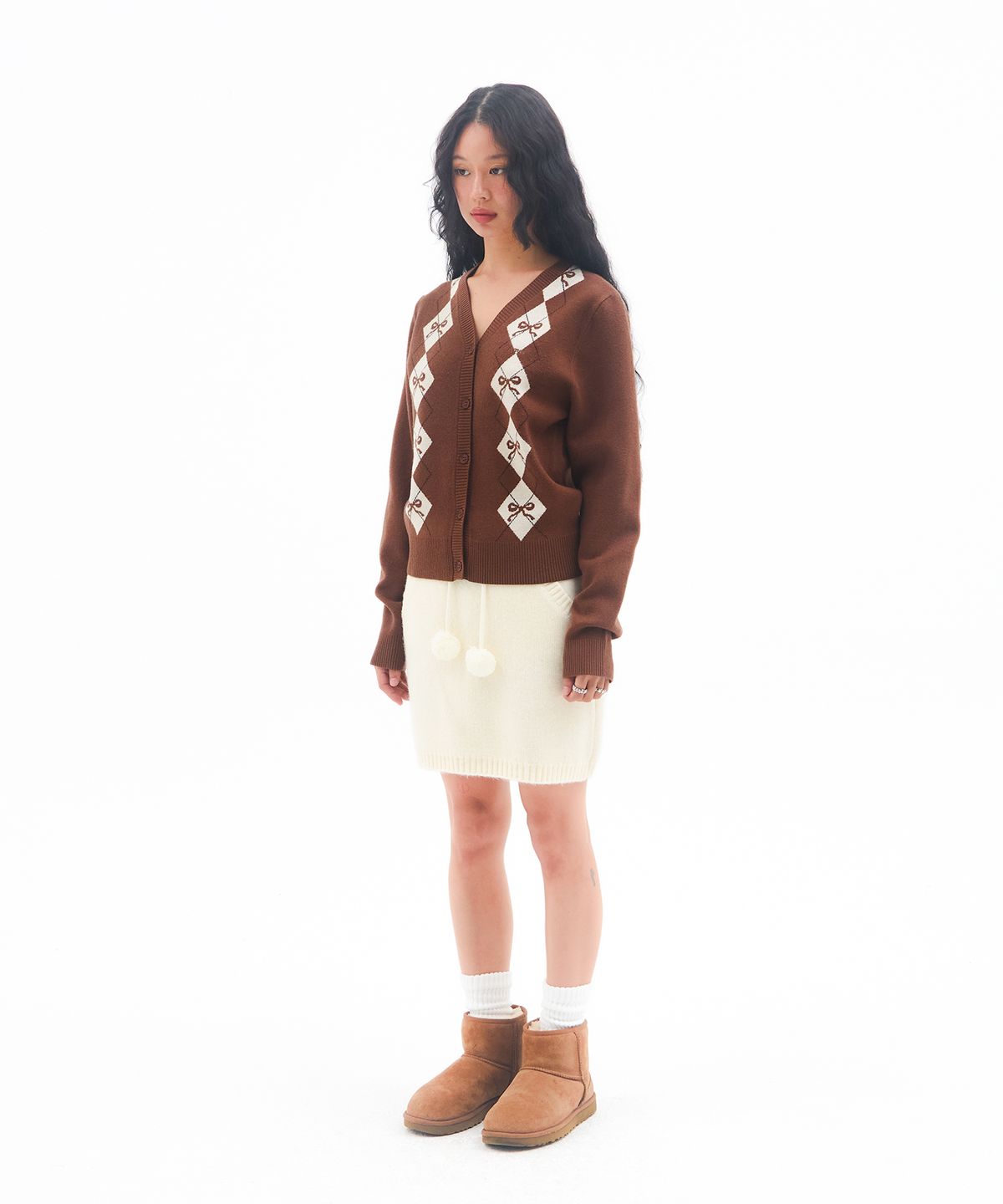 아메스 월드와이드(AMES-WORLDWIDE) CROP V NECK ARGYLE CARDIGAN BROWN