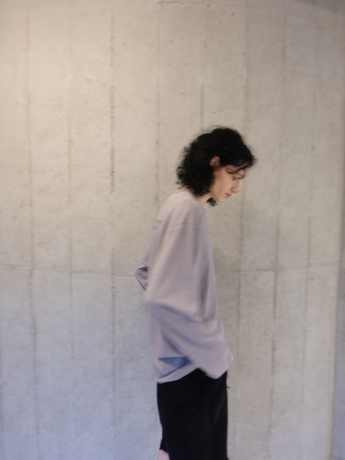 어젠더(AZENDER) 피그먼트 어젠더 긴팔티 그레이
